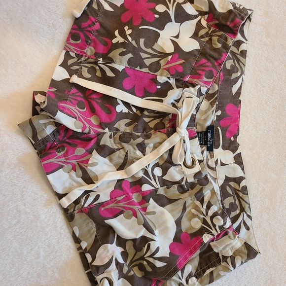 Cute short shorts! - Picture 1 of 3